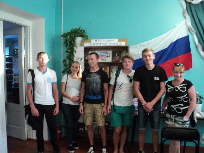 "Над нами флаг трёхцветный"